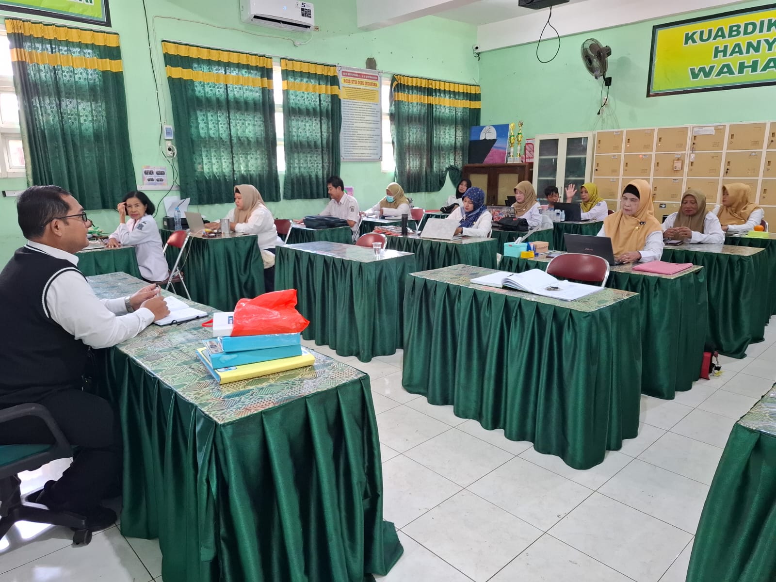 Rapat Intern Rutin SDN Keputran 1 untuk Evaluasi dan Peningkatan Kinerja Sekolah